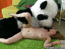 Une Peluche Panda Gicle Sur Une Petite Lolita