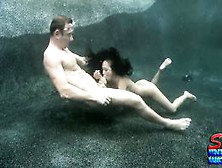 Секс Под Водой В Бассейне