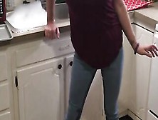 Rachelhh22 Peeing Into Leggings While Doing Dishes And Smoking
