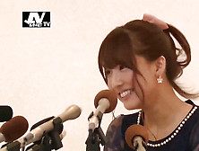 Actrice Porno Japonaise Yua Mikami Assiste À Une Fake Conférence De Presse