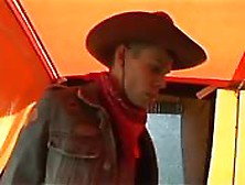 Un Cowboy Arrapato Si Unisce Ad Una Coppia Sexy