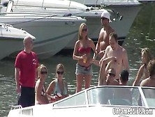Zoccole In Bikini Sulla Barca