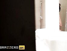 Brazzers - Athletic Milf Cherie Deville Gets Creeped On Point Of View