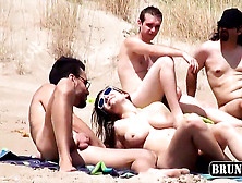 Sol Se Folla Un Voyeur En Una Playa Nudista Llena De Mirones