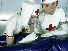 Zwei Krankenschwestern Kümmern Sich Intensiv Um Einen Patienten