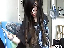Hübsche Emo Teen In Gläsern Neckt Rosa Fotze Vor Der Webcam