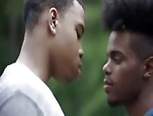 Junger Schwarzer Gay Führt Interessantes Leben