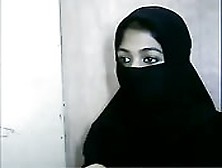 Schoonheid In Een Hijab Laat Snel Haar Hete Kutje Zien