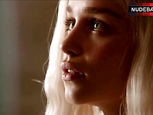 Emilia Clarke Shows Tits And Ass – Game Of Thrones