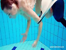 Underwater Show - Junge Rothaarige Zieht Sich Im Pool Nackt Aus