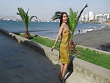 La Escultural Diosa Milf Posa En Hilo Dental En La Playa