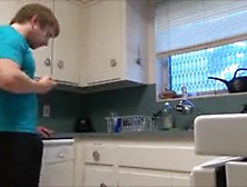 Moeder En Zoon Doen Het In De Keuken