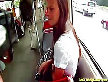 Ruchanie Podczas Wysiadania Z Autobusu