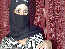 Arabian Hijab Damsel Shows Herself On Webcam