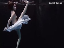 Under Water Show - Sinnliche Brünette Zieht Sich Im Wasser Nackt Aus