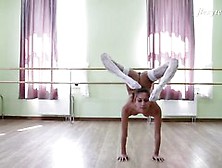 Балерина Инесса Собчак Выполняет Трюки В Секси Чулках
