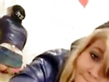 Blond Sletje Maakt Een Selfie Van Haar En Een Dildo