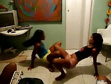 Kelly & Polyanne Dançando A Posição Da Aranha.. Flv