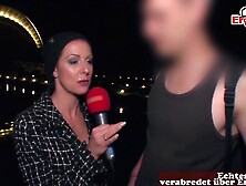 Frau Fragt Männer Auf Der Straße Nach Sex